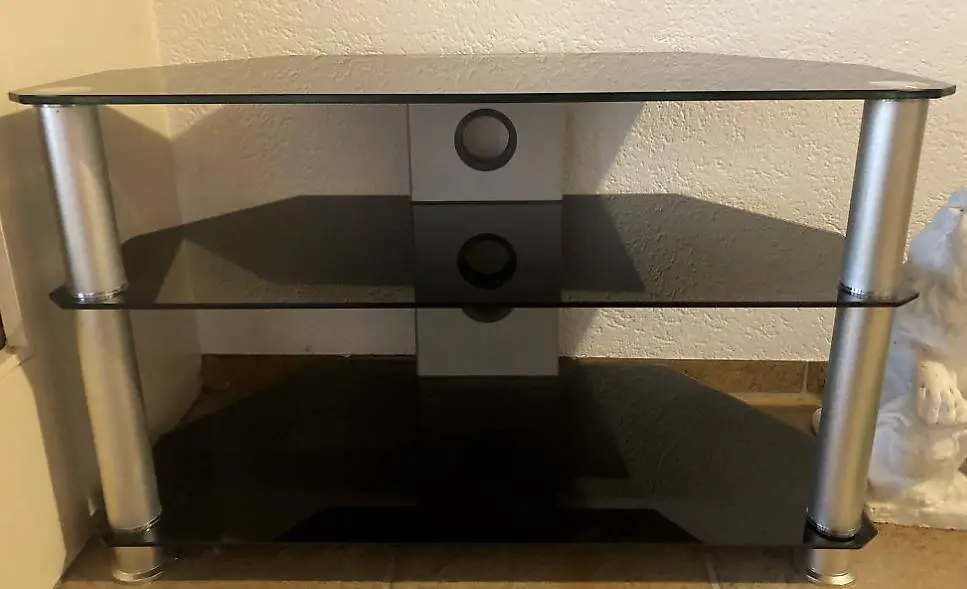 TV Rack aus Schwarzglas mit Aluminium Säulen