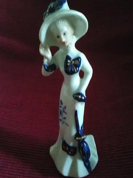 Damenfigürli elegant mit Schirm