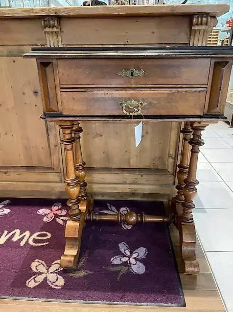 Dekoratives Kleinmöbel / Nähtischen vermutl. Gründerzeit