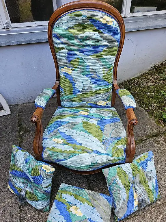 Voltaire Sessel mit Fussschemel und 2 Kissen