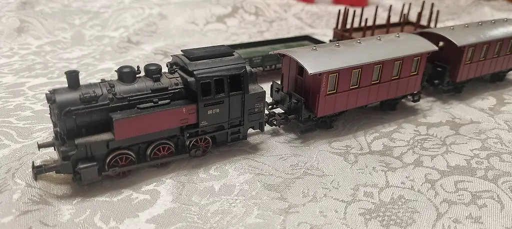 Märkli Lokomotive mit 4 Waggons