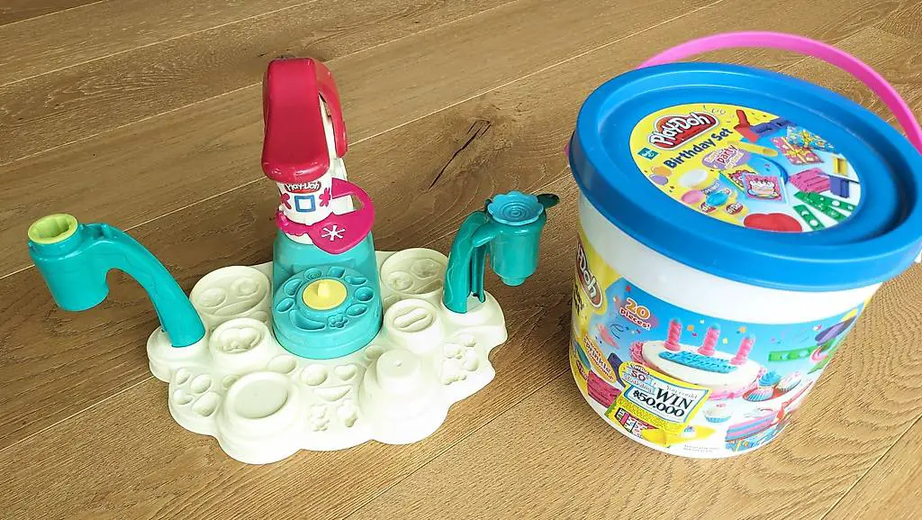 Knetmaschine und Formen von Play-Doh