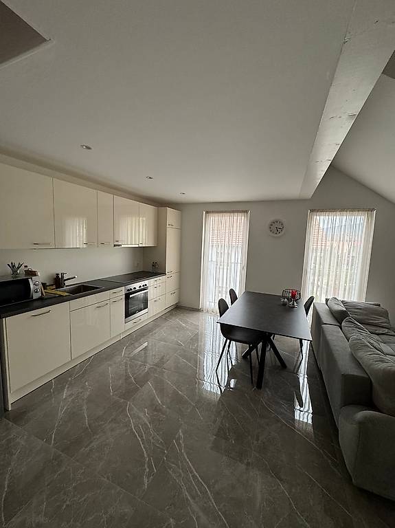 Moderne 2.5-Zimmer-Wohnung/Einstellhallenplatz und Terrasse