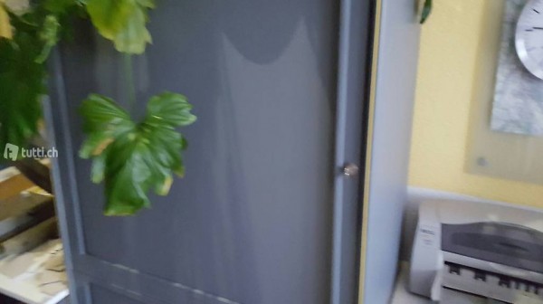 Büroschrank mit Rolltüre
