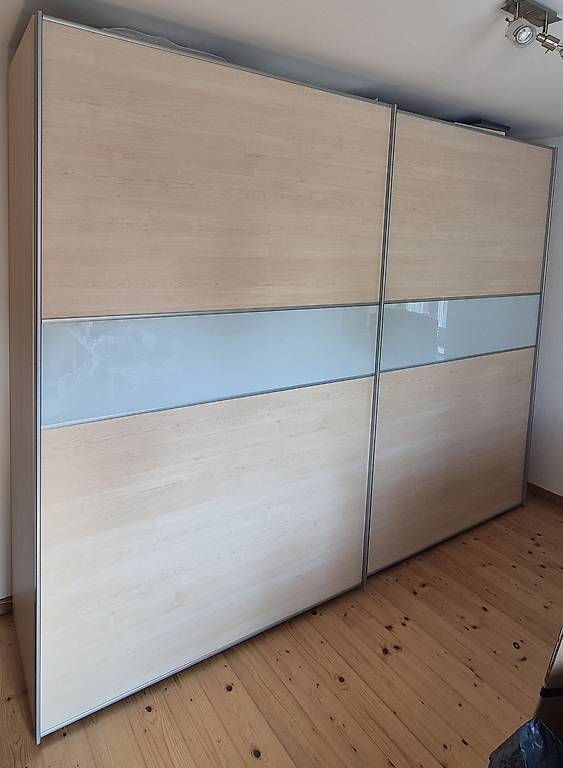 Kleiderschrank mit Schiebetüren