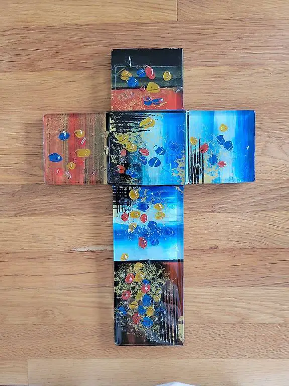 Kunstvolles Kreuz aus Glas