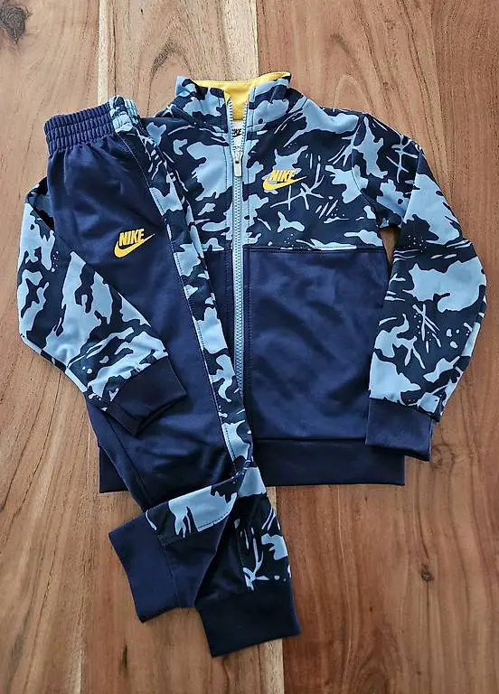 Set Trainerjacke, Trainerhose von Nike Gr. 98/104 (3-4J.)