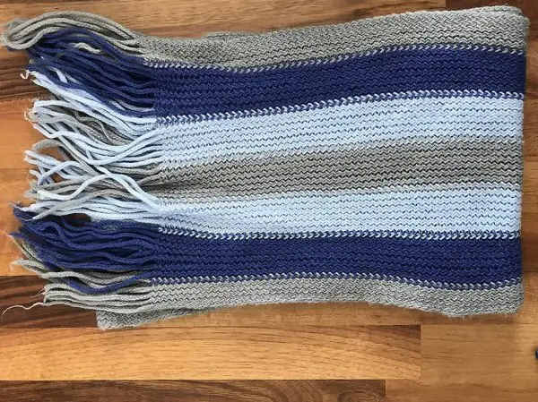 Schal / blau-grau gestreift