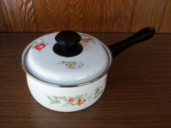 Casserole blanche avec déco, avec couvercle - Diamètre 18 cm