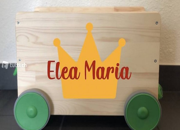 Geschenk zur Geburt / Geburtstag Spielzeugkiste mit Rädern