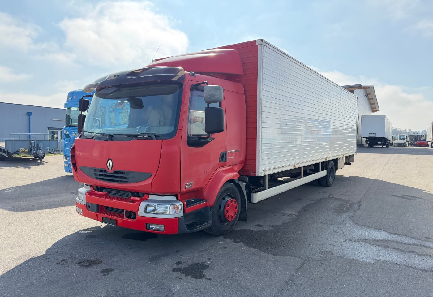 RENAULT / RENAULT TRUCKS, Midlum 280.16L Koffer / HB / Swiss-Vehicle, Kunststoffkoffer isoliert