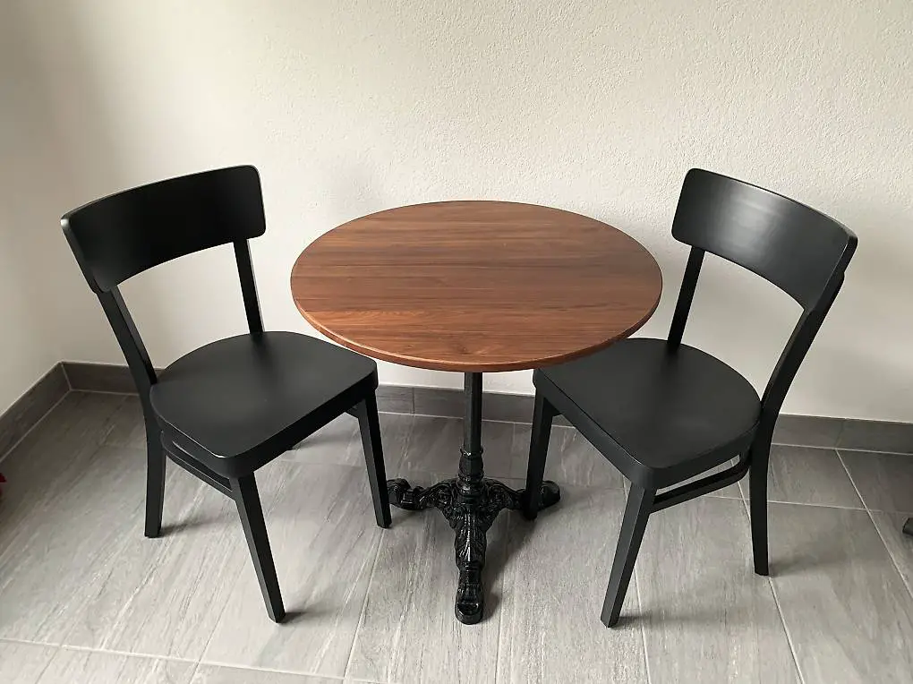 Bistrotisch mit zwei Bistrostühlen