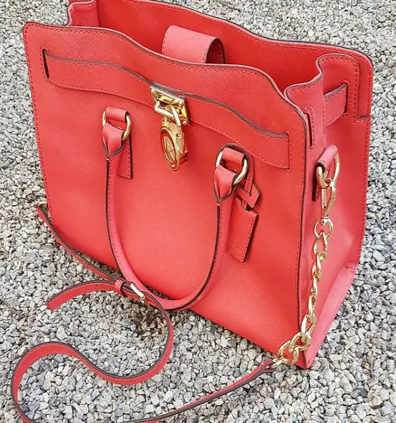 schöne, blutrote Michael Kors Handtasche