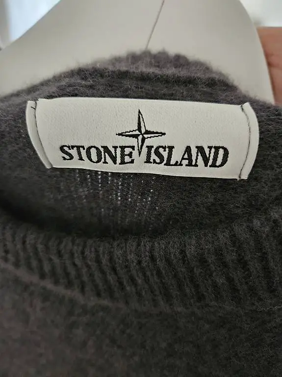 Grauer stone island pulli