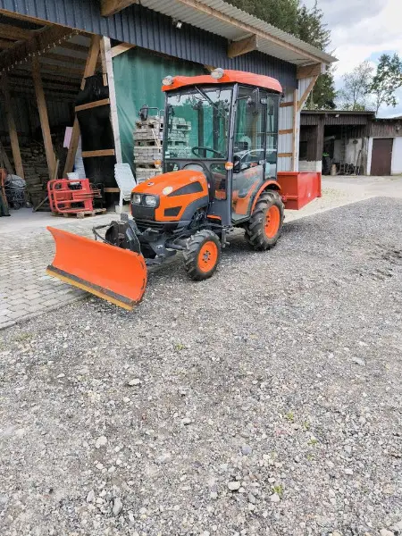 Kioti CK 22 HST mit Schneeschiebeschild und Heckcontainer