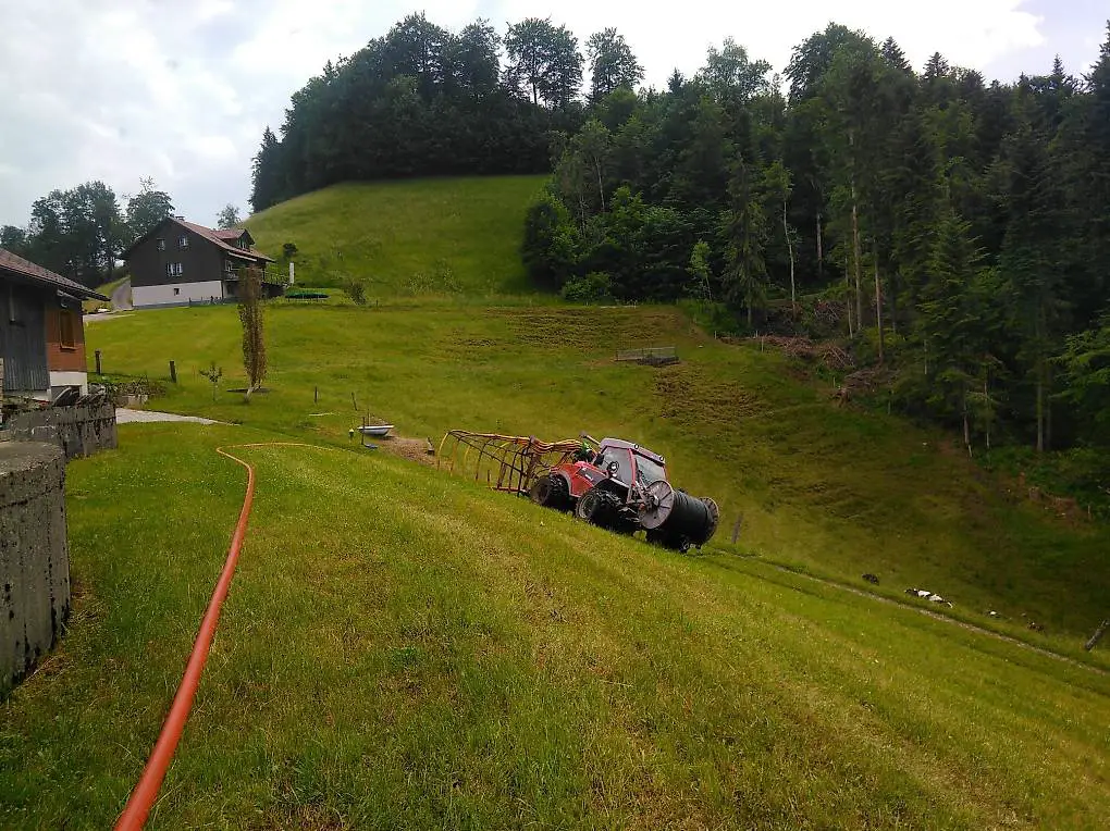 Gülle ausbringen mit Schleppschlauch ab Loch oder Feldrand