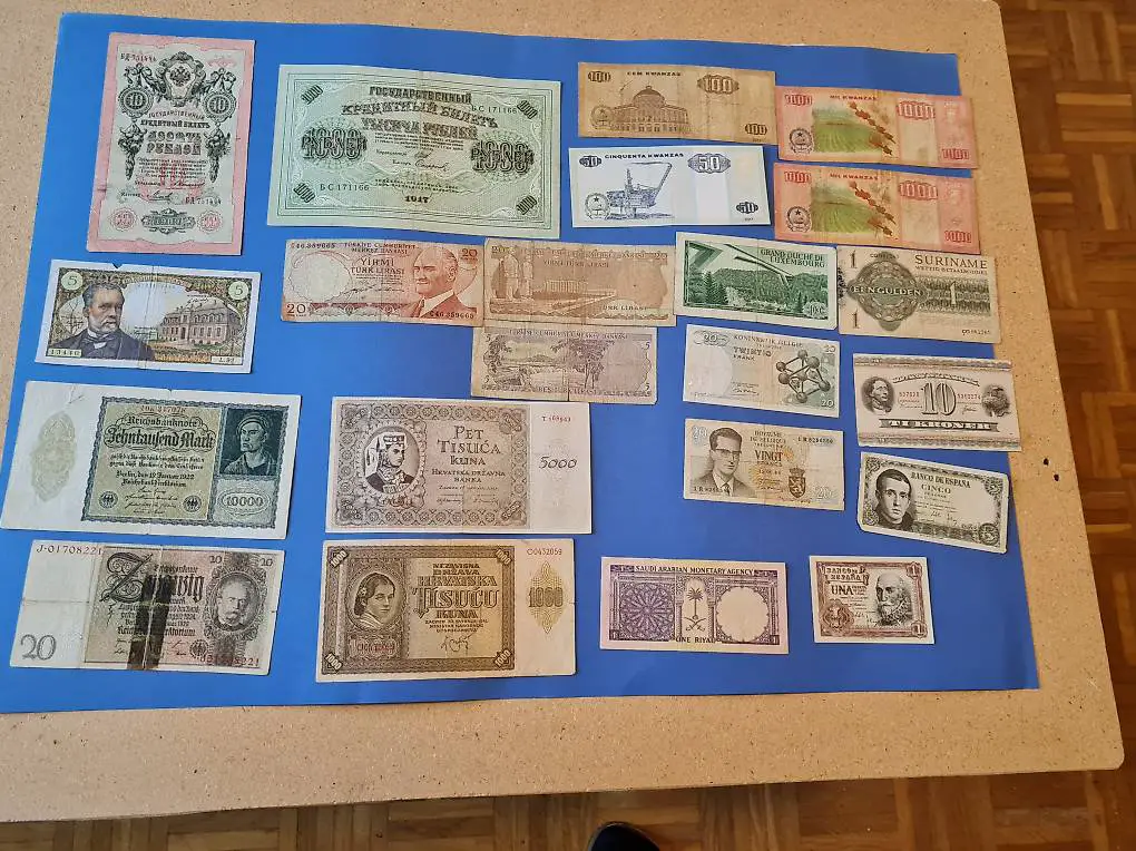 Pz 21 Vecchie banconote di vari Stati .