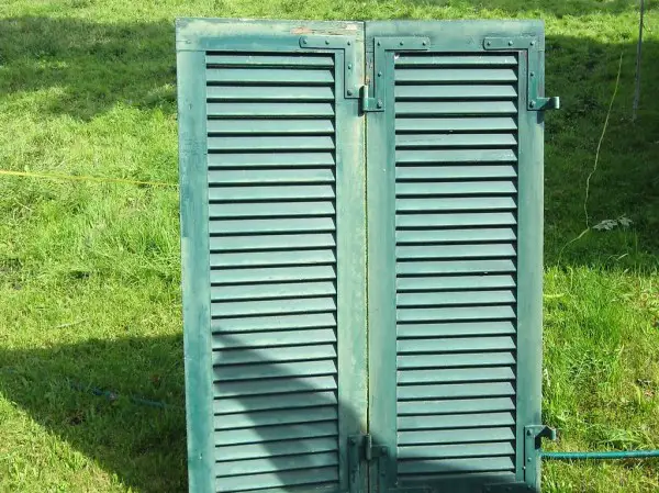 antike Fensterläden aus Holz grün, Lamellen fix Fensterladen