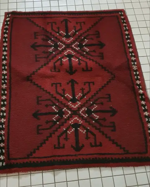 Schöner, roter Teppich aus Wolle