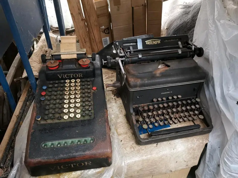 Antike Registrierkasse Schreibmaschine Rechenmaschine Triumph