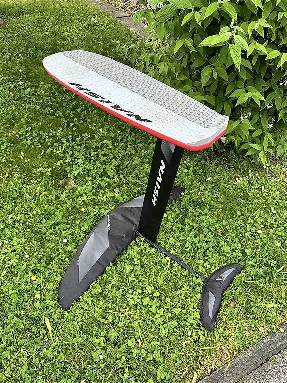 Pumpfoil Set für Frauen zum Mieten von Naish in Thalwil