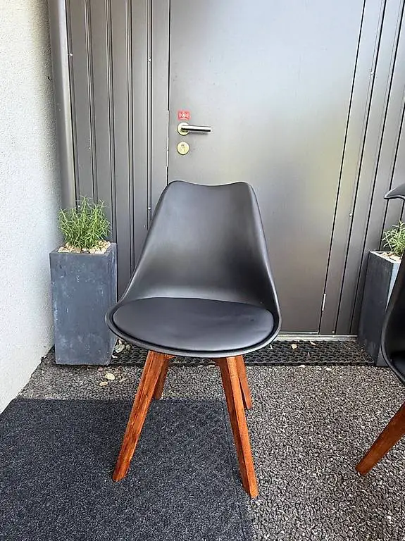 Stuhl schwarz mit Holzbeinen (bis zu 4 Stück)