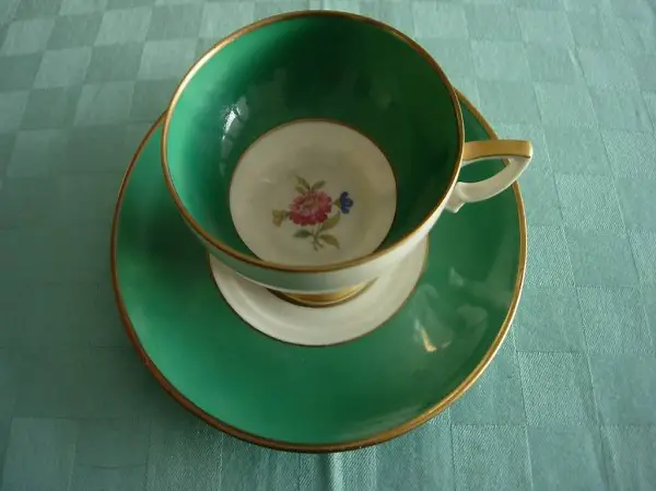  Moccatasse grün, Goldrand mit Blumenmotiv