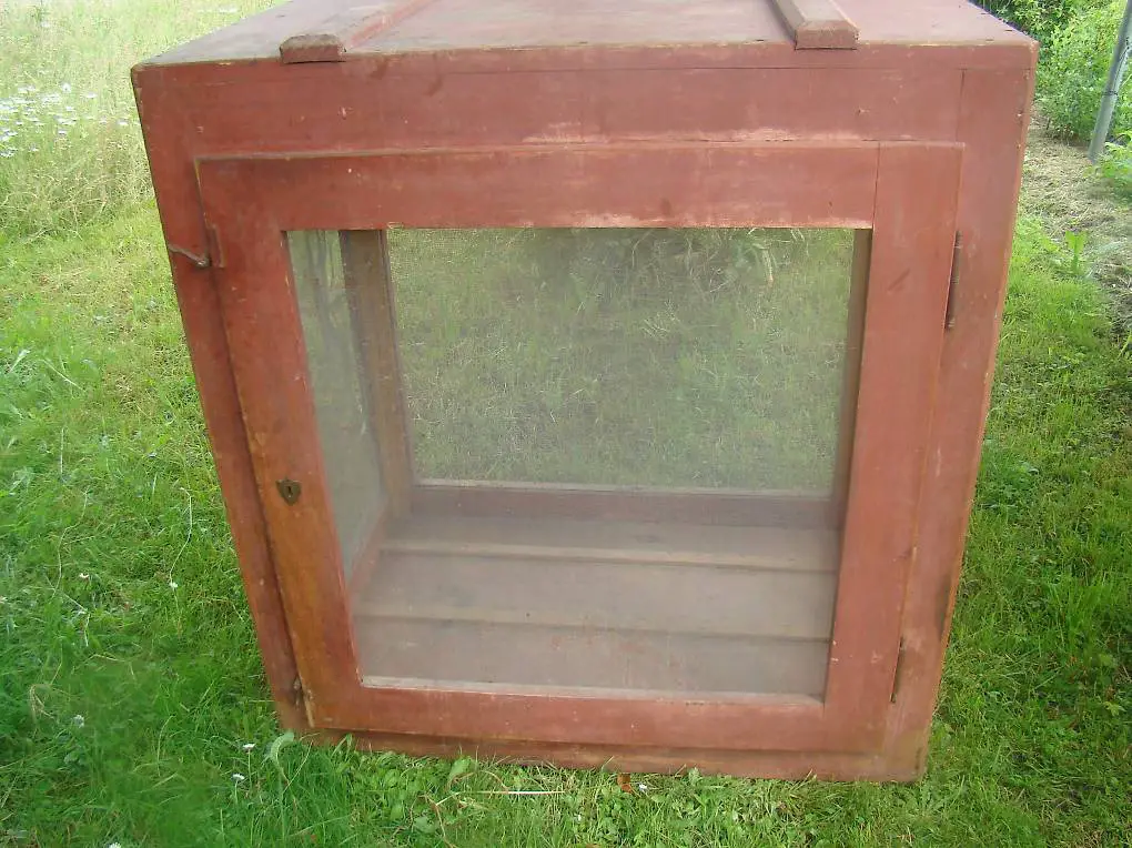 Holzkiste für die Aufzucht von Schmetterlingen