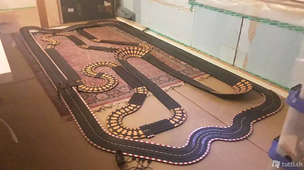 Riesige Autorennbahn Carrera Profi mit 7 Autos 1:132/1:124