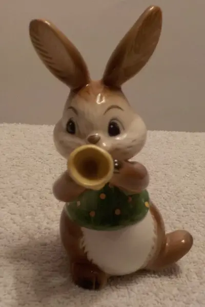 Goebel Hase Spielt Trompete