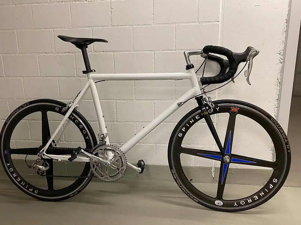 Retro-Rennrad mit Spinergy Carbon-Laufrädern