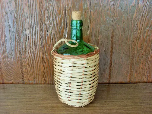 Ancienne fiasque de 3 litres garnie d"un tressage en osier