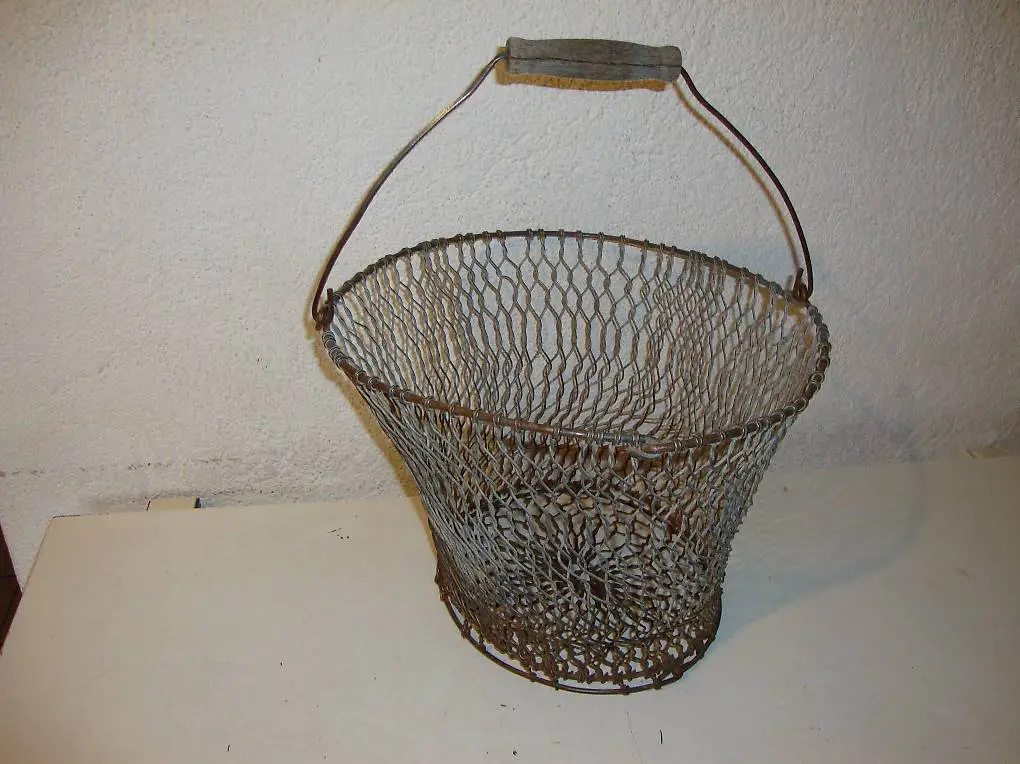 Alter Kartoffeldrahtkorb