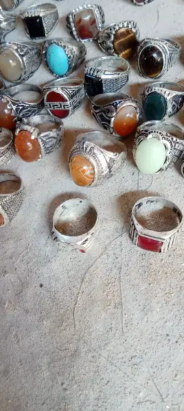 56 Stück Ringe (silber, versilbert, Kupfer, Stahl, Plastik)