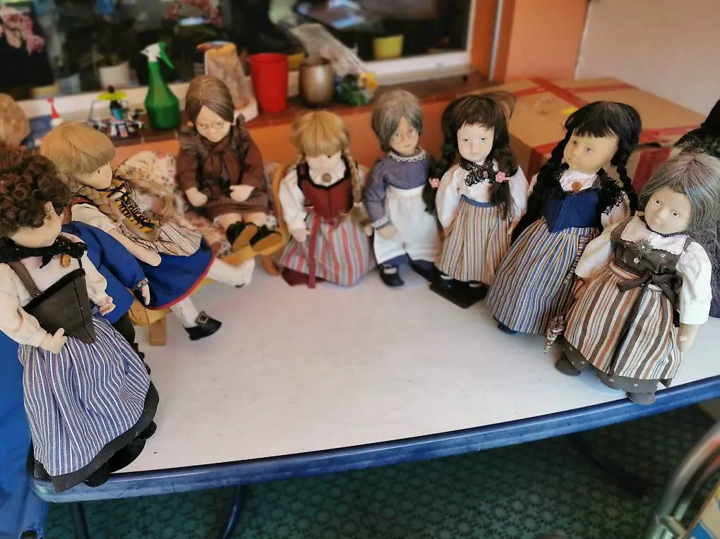 Trachten Puppen mit Sofa