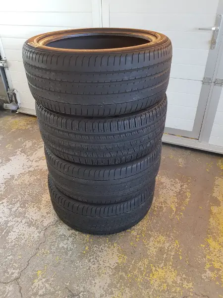 275 40 22 Pirelli Reifen (3 x P Zero und 1 x Scorpion)