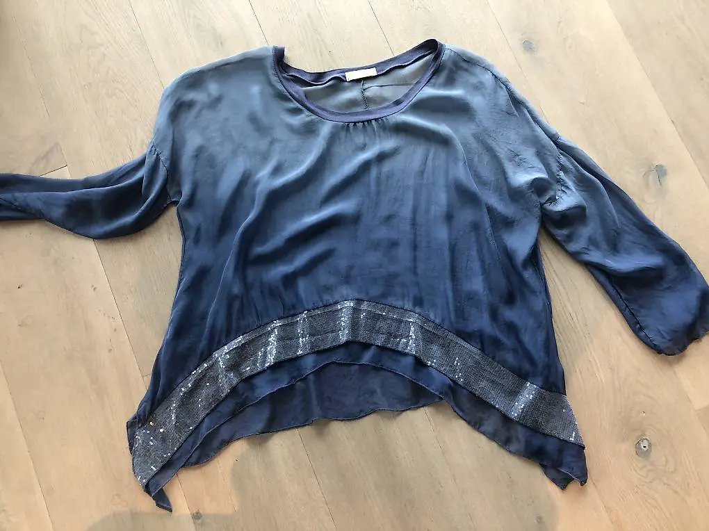 Seidentop mit Pailetten