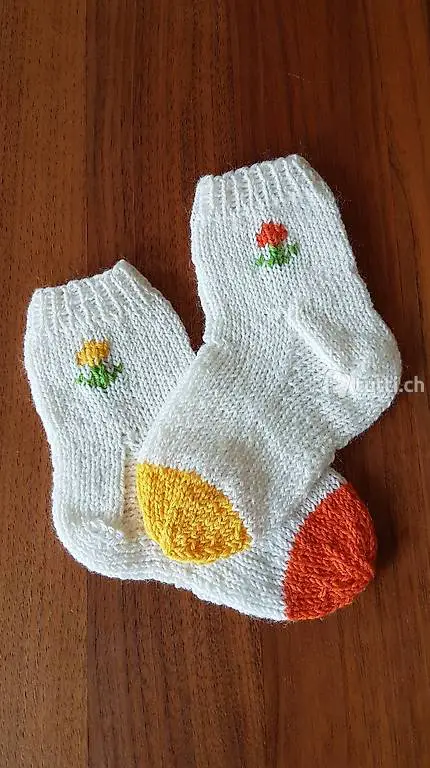 neue selbst gestrickte Babysocken