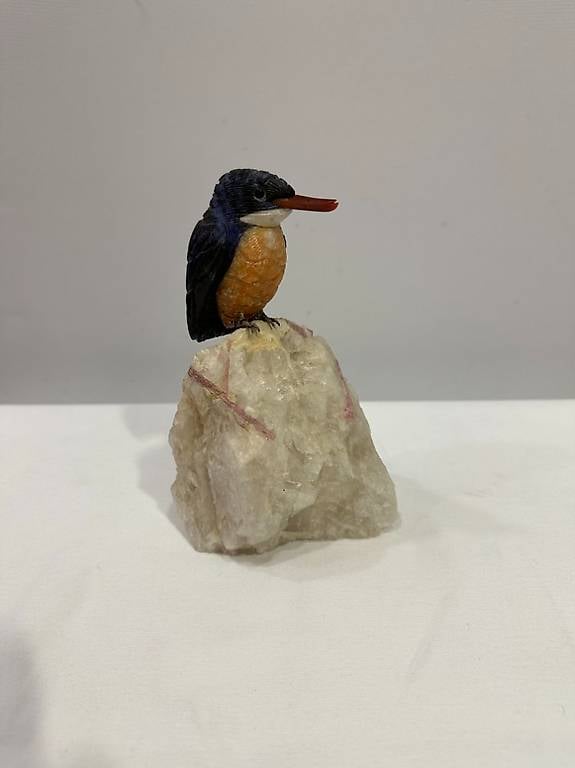 Eisvogel aus Sodalith auf einem Pink Turmalin