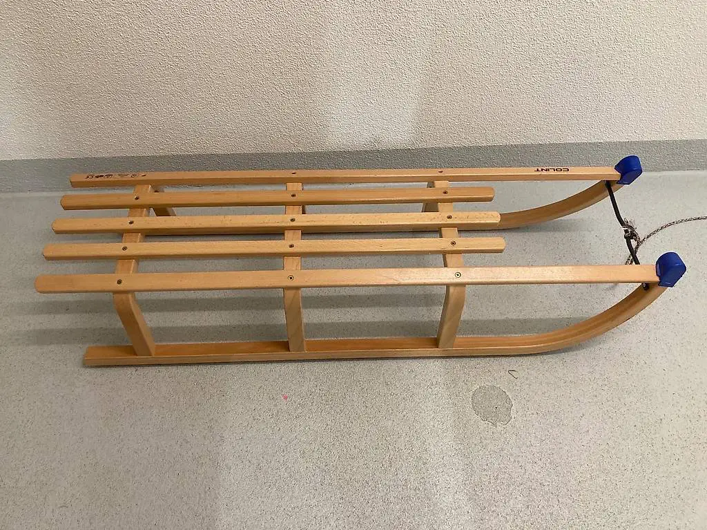 Holzschlitten zu verschenken