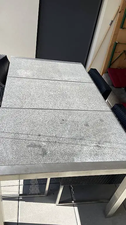 Steinplatten Garten Tisch mit Stühlen