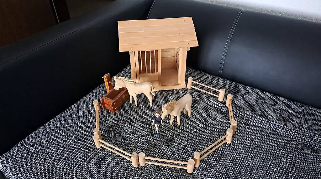 Holz Pferde Stall, 2 Pferde (geschnitzt) , Reiter, etc.