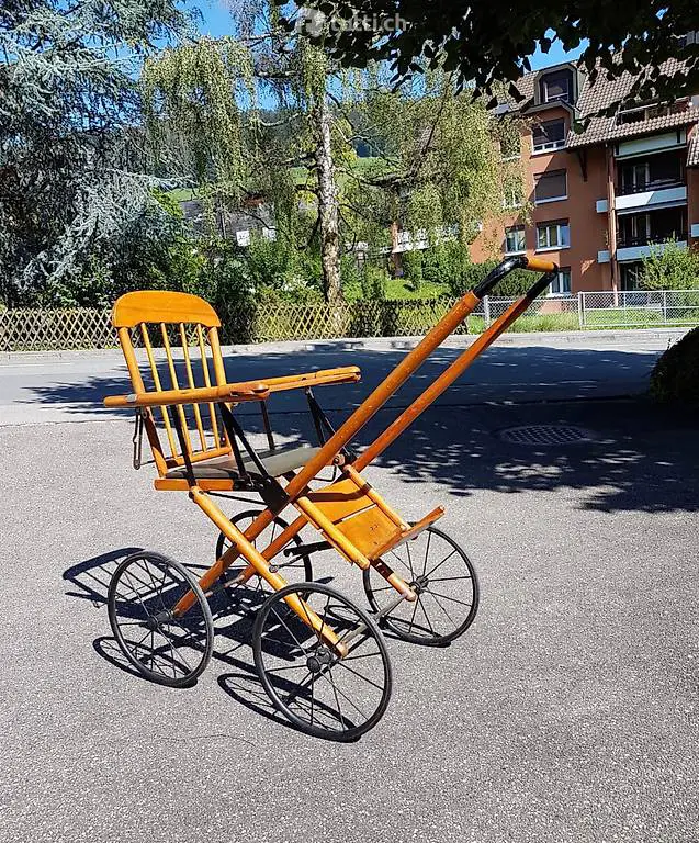 Antiker Kinderwagen aus den 30er Jahren