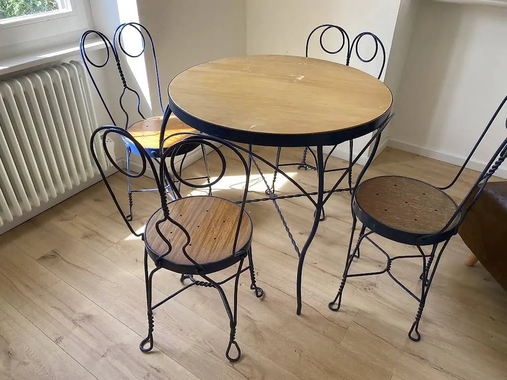 Tavolo in ferro battuto con sedie