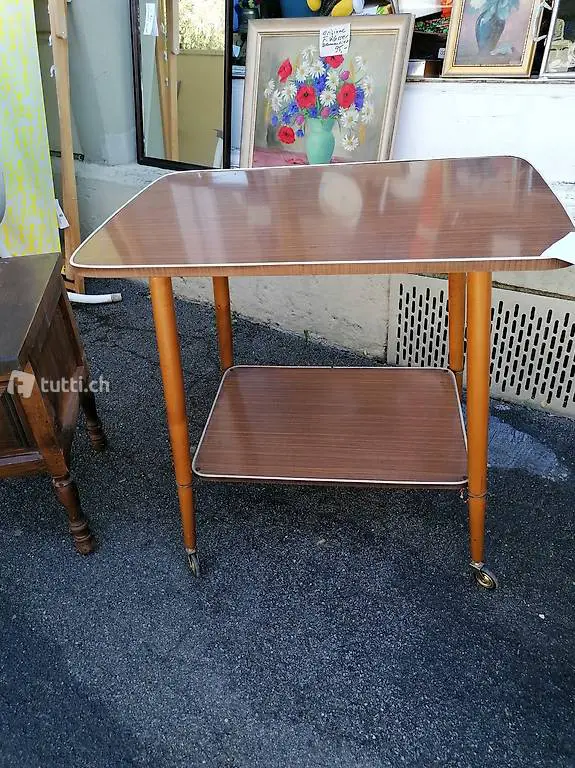 Servierboy auf Rädern