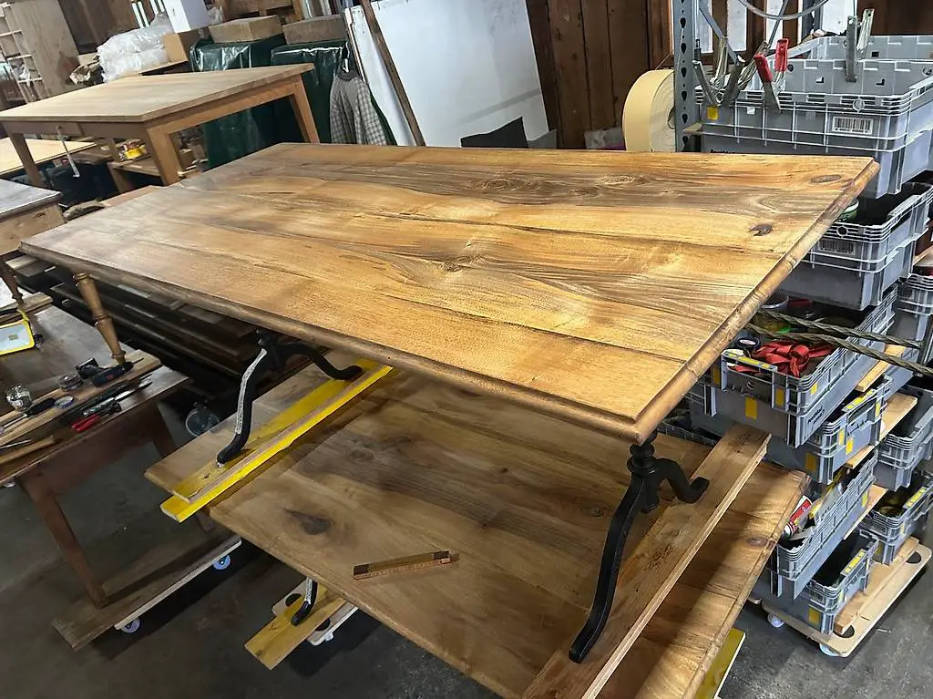 Beizentisch, Guss Fuss, Schweizer Holz, Nussbaum 184 x 90 cm