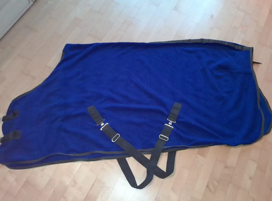 Neuwertige Horze Abschwitzdecke mit Bauchgurten