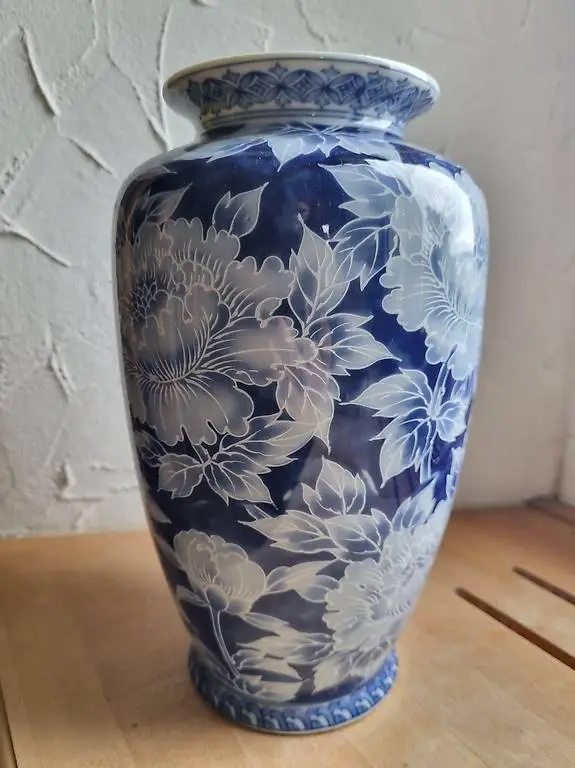 Vase mit Blumendekor