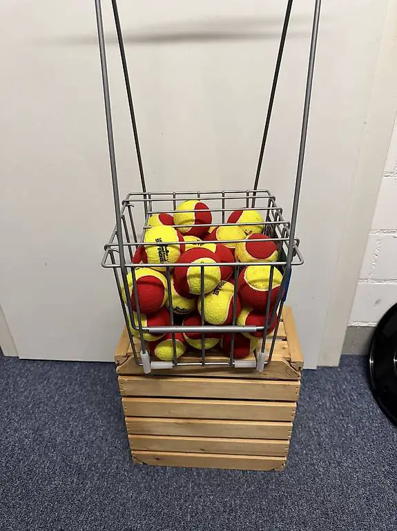 Tennisbälle für Kinder mit Korb