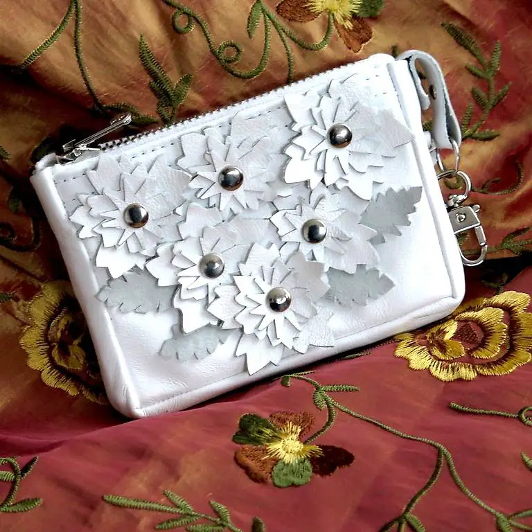 Portemonnaie aus weissem Leder Damen mit Lederblumen